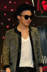 组图：GD拄拐开唱现场劲爆 个性服装抢眼