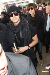 组图：东方神起抵达台湾 千名粉丝接机水泄不通