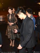 组图：林志玲透视裙见老总 害羞捂胸美沟诱人