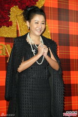 组图：黄小柔出嫁盼造人 穿低胸婚纱挽老公亮相