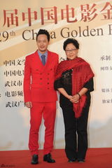 组图：斯琴高娃与邱心志红衣似亲子装