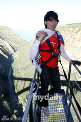 幻灯图： SBS《太极旗飘扬》南非拍摄 挑战蹦极