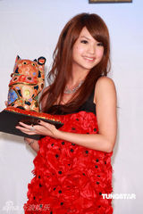 幻灯：杨丞琳大赞小猪吻功 计划明年进军日本市场 