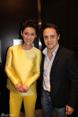 组图：陈燃着“柠檬装”清新可人 与成龙共同剪彩