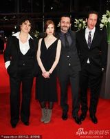 组图：《回家》柏林首映女主角阿加瑟深V黑裙抢镜