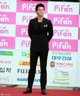 高清组图：秀爱黑礼服美艳电影节 申世京斜肩裙抢镜