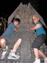 组图：AK组合香港迪斯尼迎万圣节 黑色世界玩个痛快