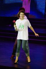 高清图：风雨同舟募集2.44亿 宋祖英陈楚生等献唱