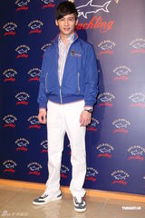 组图：王阳明出席品牌活动 获温升豪赞身材好