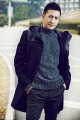 组图：王阳街拍秀长腿 目光深邃玩酷男人味