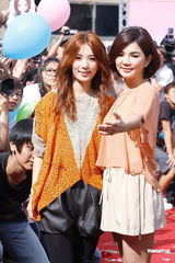 组图：SHE十周年纪念活动 Selina发短片盼早日归队