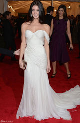 阿尔巴金色长裙赛缪斯 老牌美女波姬-小丝拄拐(图)