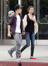 高清组图：比伯和女友赛琳娜外出 牵手秀甜蜜