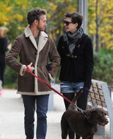 组图：安妮-海瑟薇与丈夫甜蜜轧马路