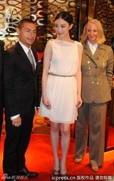 组图：倪妮白裙代言气质优雅宛若女神