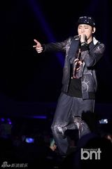 组图：朴宰范等参加HIPHOP音乐节引爆火热现场