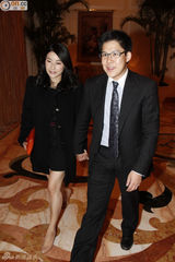 组图：霍启刚夫妇恩爱牵手 郭晶晶裸腿显苗条