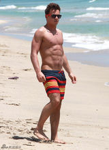 组图：英国跳水正太戴利海滩度假 身材略显发福