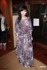 周慧敏彩裙优雅亮相 获绯闻旧爱黄凯芹献吻(图)