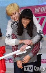 组图：李钟硕宣传《热血青春》展笑颜抱女影迷