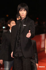 组图：金马赢家后台开心庆功 群星闪耀红地毯