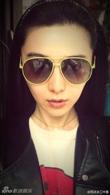 组图：范冰冰伦敦游荡 美艳红唇街头扮文艺