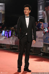 组图：王传一亮相红毯 黑色西装配领结时尚绅士