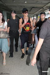 组图：汪东城现身香港机场 众多粉丝前来接机