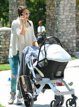 组图：杰西卡-阿尔芭全家野餐 女儿勾脖倒地表情囧