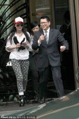 组图：舒淇会友喝下午茶遇黑衣男搭讪