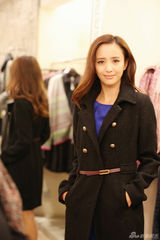 组图：佟丽娅亮相品牌时装秀 显知性优雅