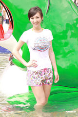 高清组图：港姐佳丽玩滑梯 李文遇香港先生头部撞柱