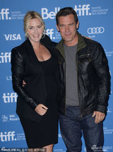 组图：温斯莱特《劳工节》首映被乔什亲吻脸颊