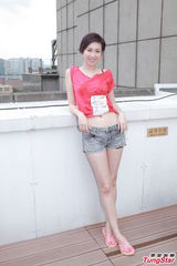 组图：白云梁政钰湿身抛胸大秀事业线