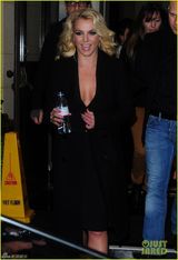 组图：布兰妮深V裙中门大开 胸前现褐色斑点