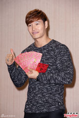 组图：金钟国穿中国传统服装 贴身抱女粉丝