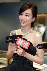 组图：张静初现身上海 珠光宝气显典雅魅力