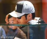 组图：谢霆锋与两子庆端午 揽次子入怀父爱浓