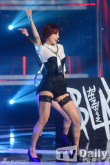 组图：B1A4登顶《冠军秀》女团黑丝皮裤拼性感