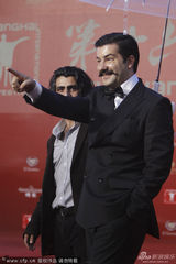 组图：《父亲的诗》剧组雨中亮相闭幕红毯