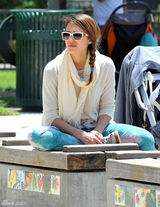 组图：杰西卡-阿尔芭全家野餐 女儿勾脖倒地表情囧