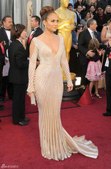 高清图：奥斯卡红毯詹妮弗-洛佩兹礼服勾勒身材