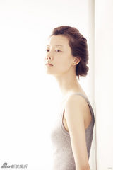 组图：车晓素颜写真演绎纯粹真我 背影显气质