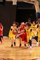 组图：群星红衣出席篮球赛 容祖儿李克勤又背又抱