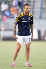 组图：贝克汉姆赛场出糗 偷摸私处被拍下