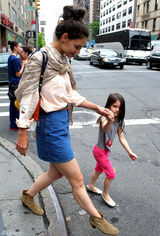 组图：小苏瑞与妈妈凯蒂牵手逛街