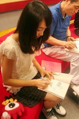 高清图：张艺谋携主演抵达新浪 青涩周冬雨受关注