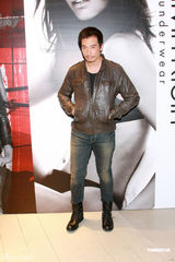 组图：官恩娜金色小洋装亮相 自曝喜买花哨内衣