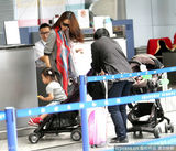 组图：蔡少芬携双女返港 行李超重逼疯辣妈