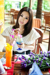 组图：徐黛妮白领风写真大片 述足球宝贝的困扰